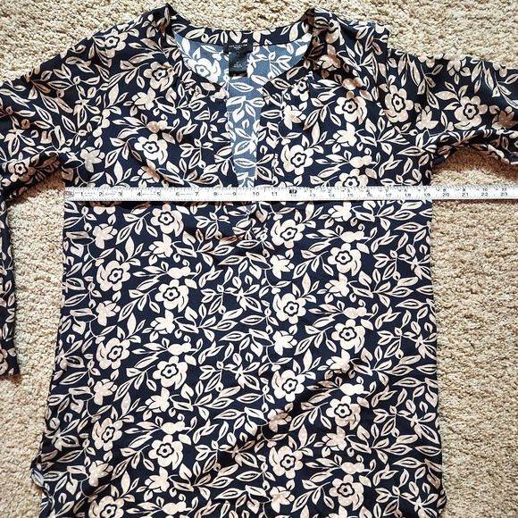 Ann Taylor  petite v-neck floral blouse Size SP Colors black tan and white - Picture 5 of 13